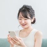 スマホを操作する女性