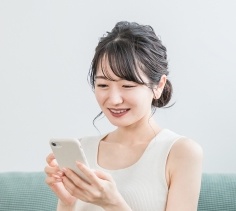 スマホを操作する女性